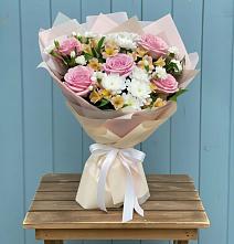 Букет цветов из:  Гвоздики, Орхидеи и Розы в Карабаш Республики Татарстан