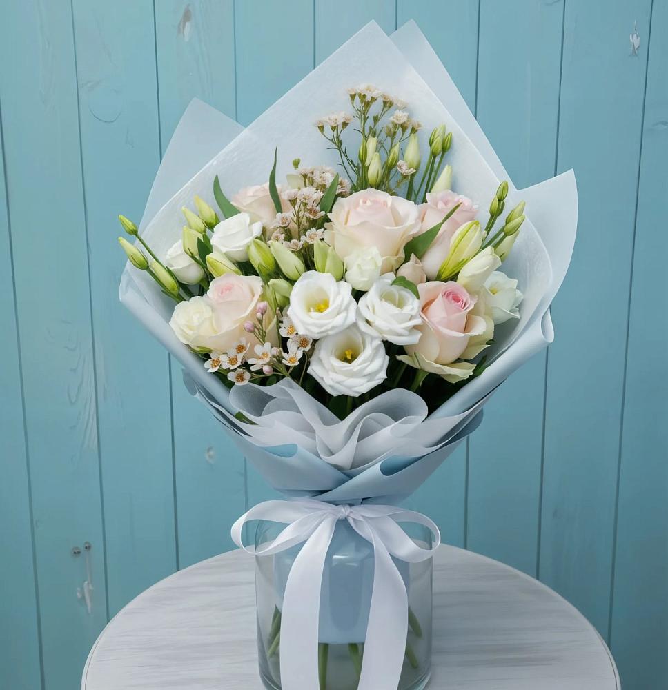 Букет цветов из: Розы и Лизиантусы в Карабаш Республики Татарстан