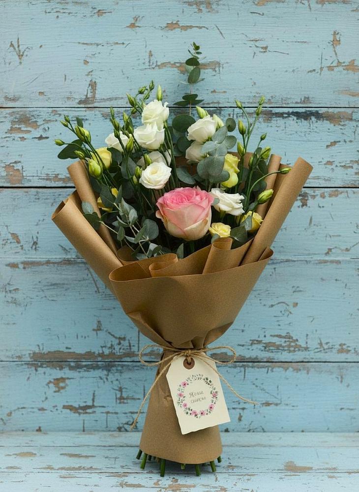 Букет цветов из: Розы и Лизиантусы в Карабаш Республики Татарстан