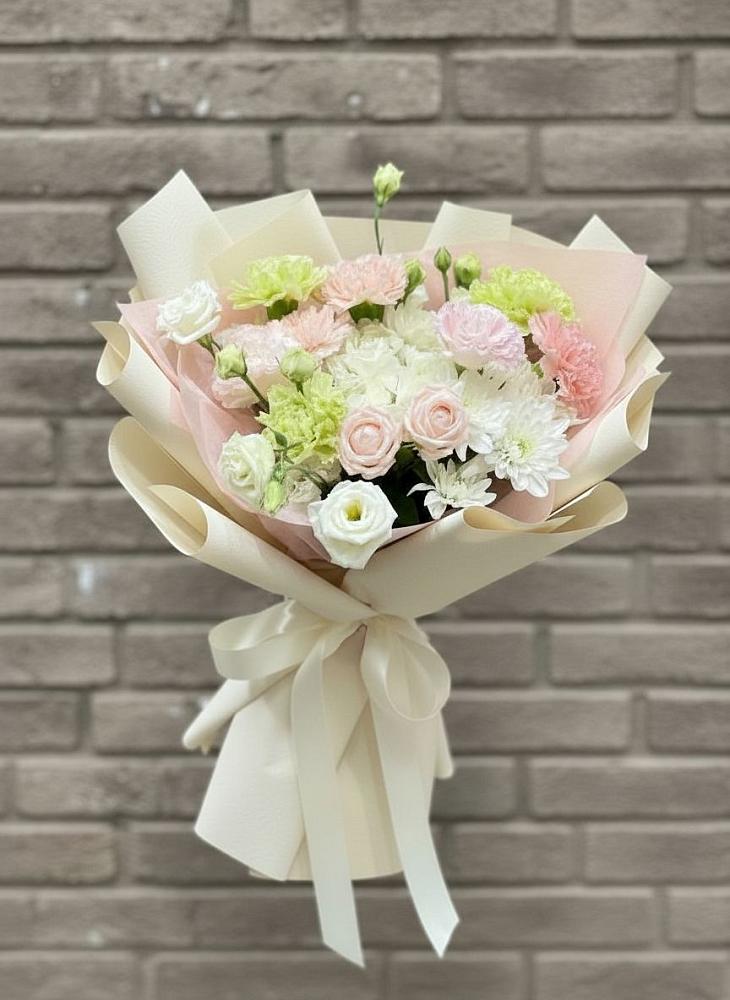 Букет цветов из: Гвоздики, Розы, Лизиантусы и Хризантемы в Карабаш Республики Татарстан