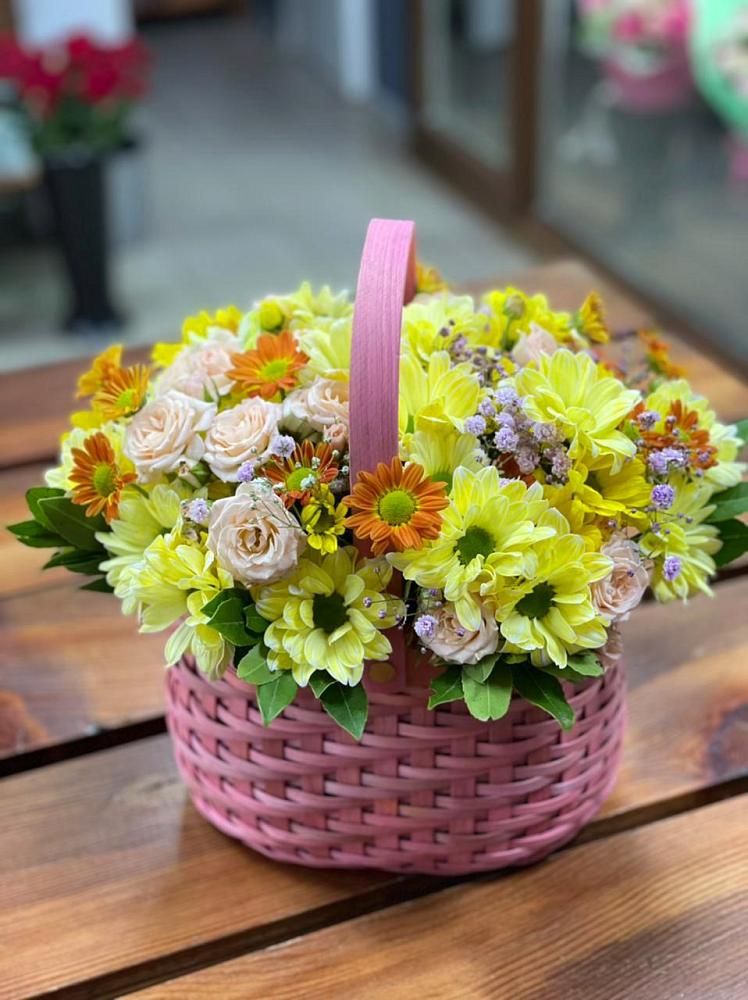 Цветочная композиция из Хризантемы и Розы в корзине в Карабаш Республики Татарстан