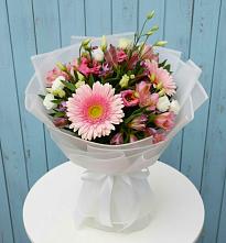 Букет цветов из:  Герберы, Альстромерии и Лизиантусы в Карабаш Республики Татарстан