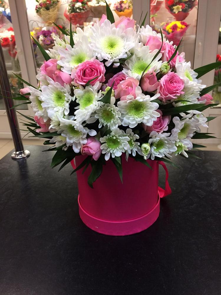 Цветочная композиция из Розы и Хризантемы в шляпной коробке в Карабаш Республики Татарстан