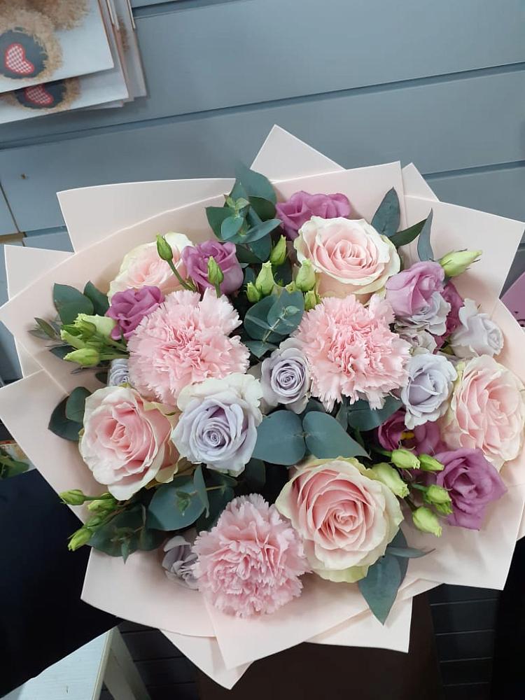 Букет цветов из: Розы, Гвоздики и Лизиантусы в Карабаш Республики Татарстан